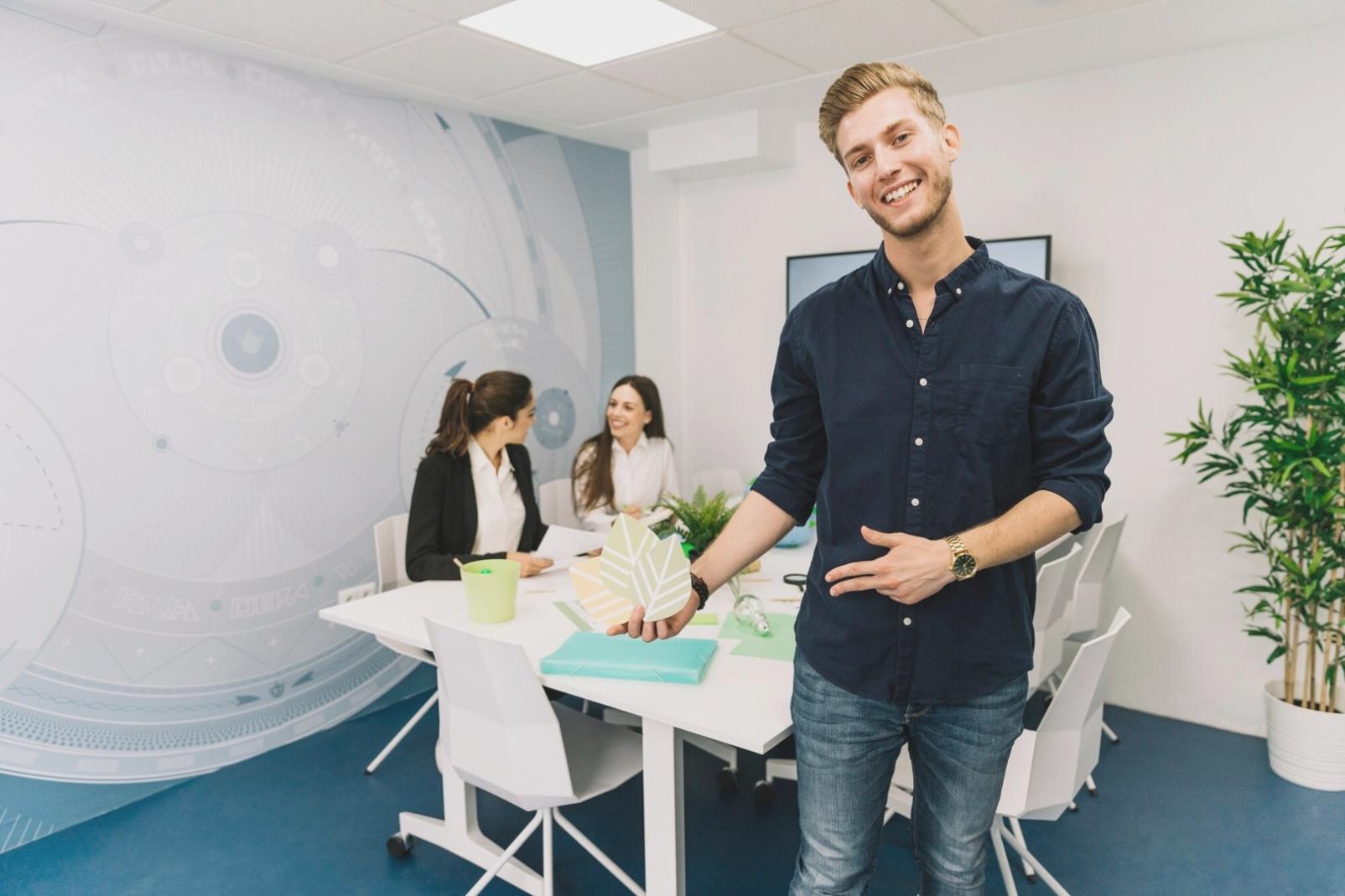 Teilnehmer bei der Analyse von Finanzberichten